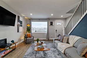 Smart TV, libros y estéreo