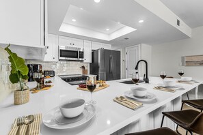 Refrigerador, microondas, parrilla de estufa y lavavajillas 