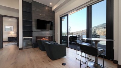 Spacious 6 Bdrm Riverfront House Down TWN