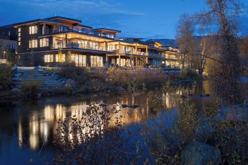 Spacious 6 Bdrm Riverfront House Down TWN