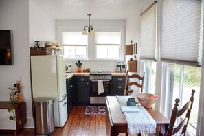 ثلاجة، ميكروويف، فرن، موقد طهي مسطح