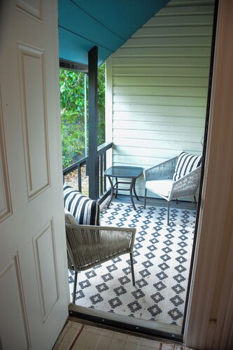 Vintage Riverside Cottage w/ Original Clawfoot Tub