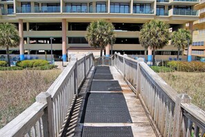 Property grounds - 3BR/3BA Oceanfront • Pool & Lazy River • Steps to Main Street (North Myrtle Beach)