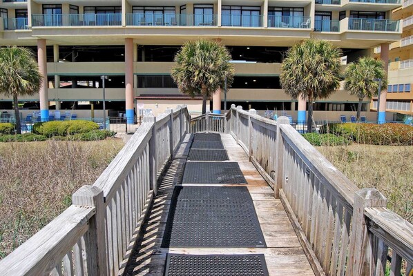 Property grounds - 3BR/3BA Oceanfront • Pool & Lazy River • Steps to Main Street (North Myrtle Beach)