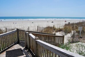 On the beach - 3BR/3BA Oceanfront • Pool & Lazy River • Steps to Main Street (North Myrtle Beach)