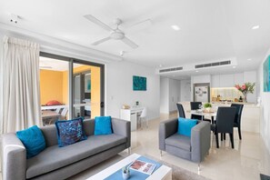 TV - Zen Golden Bay: Harbour View ~ Pool ~ Balcony (Darwin City)