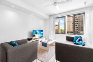 TV - Zen Golden Bay: Harbour View ~ Pool ~ Balcony (Darwin City)