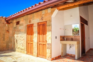 Dusch, handdukar, tvål och toalettpapper