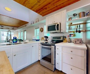 Fridge, microwave, oven, stovetop - Gated in Village Walk, 2 Shared Heated Pools, Parking for 2, Pets Allowed (Port Aransas)