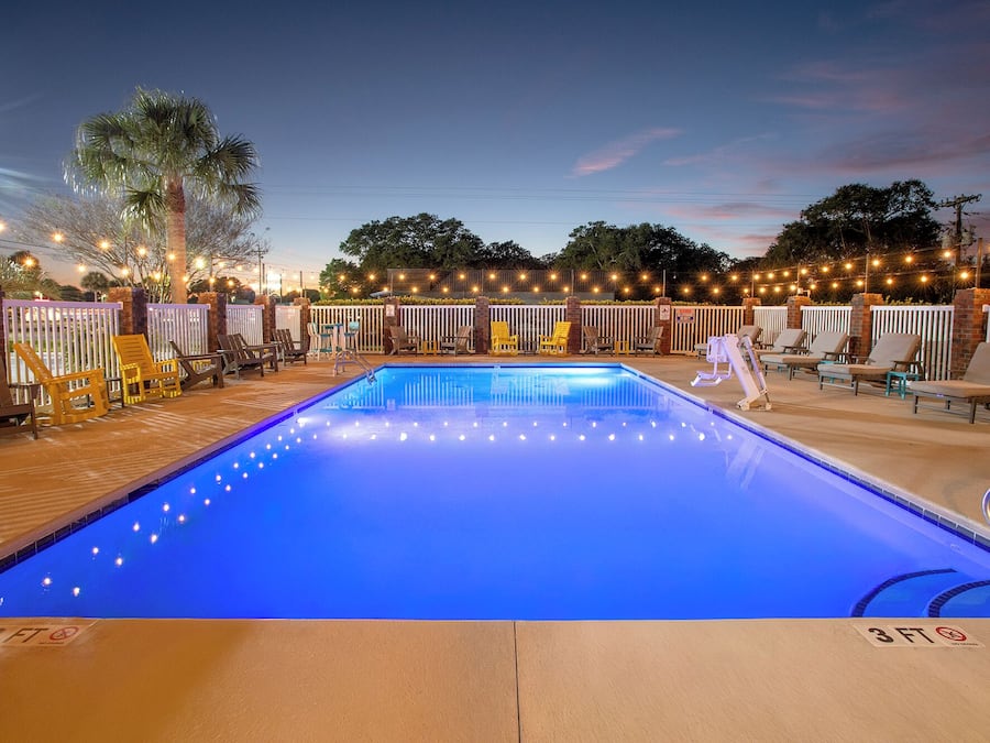 Sesongbasert utendørsbasseng