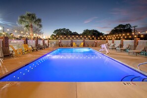 Seasonal outdoor pool - The Windstar Hotel - Near Emerald Isle (Cedar Point)