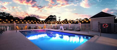 Una piscina al aire libre de temporada