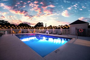 Seasonal outdoor pool - The Windstar Hotel - Emerald Isle / Swansboro (Cedar Point)