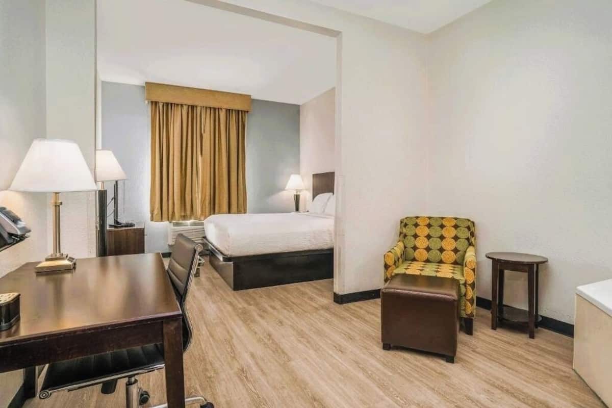 Skrivbord, mörkläggningsgardiner, strykjärn/strykbräda och gratis wi-fi