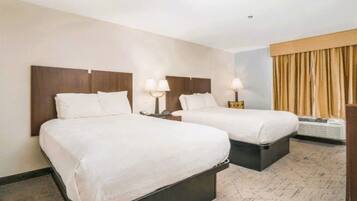 Escritorio, cortinas blackout y tabla de planchar con plancha