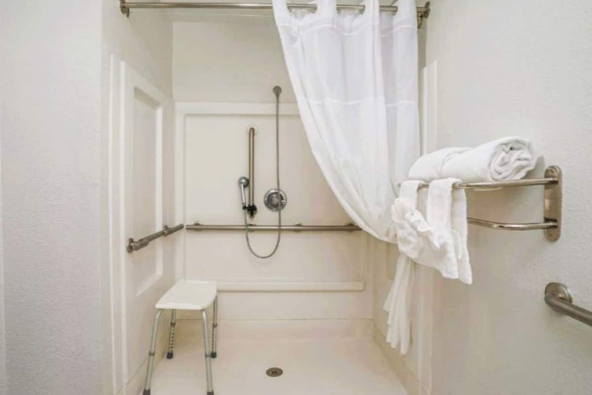 Traditional Room, 1 King Bed, Roll-in Shower | Bathroom | Hair dryer, towels, soap, shampoo
