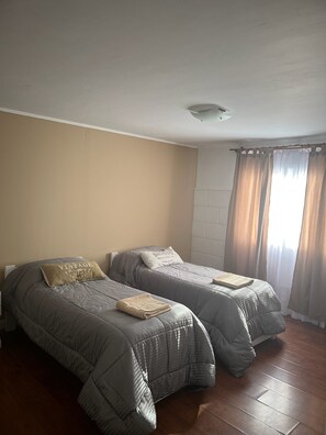 3 عدّة غرف نوم وواي فاي وملاءات أسرّة