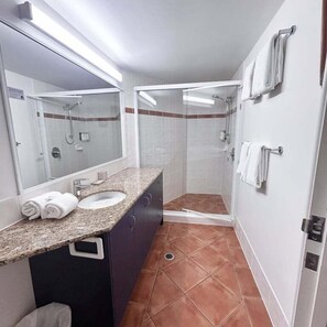 Jabón, shampoo, papel de baño 