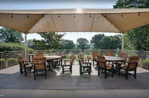 Outdoor dining - Turnberry Cottage~New Listing~Pointe Royale~Pools/Hottub (Branson)