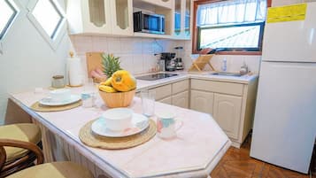 Kjøleskap, mikrobølgeovn, kokeplater og kaffetrakter/tekoker