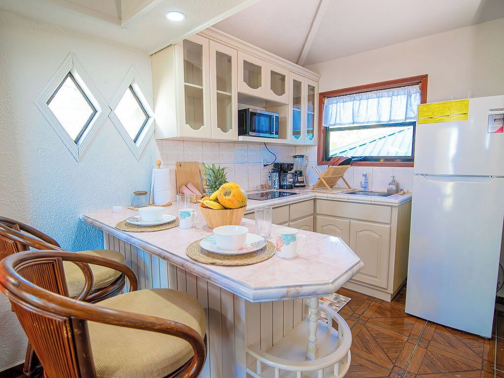 Kylskåp, mikrovågsugn, spishäll och kaffe- och tebryggare