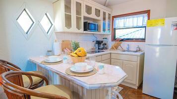 Kylskåp, mikrovågsugn, spishäll och kaffe- och tebryggare