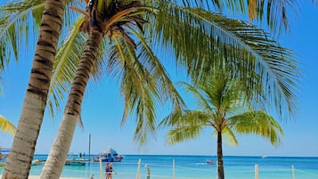 På stranden, solsenger og strandhåndklær