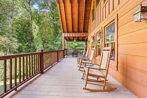 Terrace/patio - NEW! Wandering Bear-PRIVATE 3BR/3BA Cabin w/ HT & FP (Sevierville)