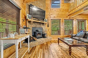 Smart TV, fireplace, video games, table football - NEW! Wandering Bear-PRIVATE 3BR/3BA Cabin w/ HT & FP (Sevierville)