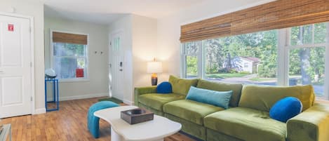 TV connectée, jeux vidéo, baby-foot, table de tennis de table