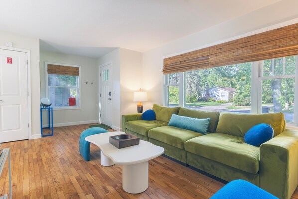 Smart-TV, Videospiele, Tischfußball, Tischtennisplatte