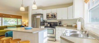 Retro Style Getaway- Game room- Hot tub