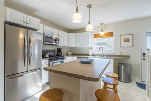 Kühlschrank, Mikrowelle, Herdplatte, Geschirrspüler