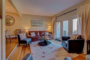 TV, fireplace, DVD player, books - EagleVail Getaway | Ski, Golf & Hot Tub (Avon)