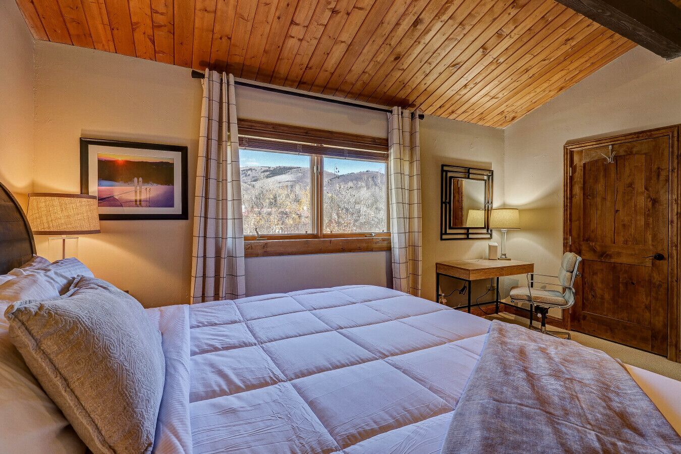 3 bedrooms, desk, WiFi, bed sheets