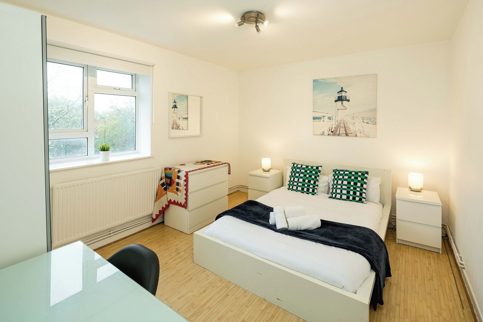 Skrivebord, strykejern/-brett, wi-fi og sengetøy