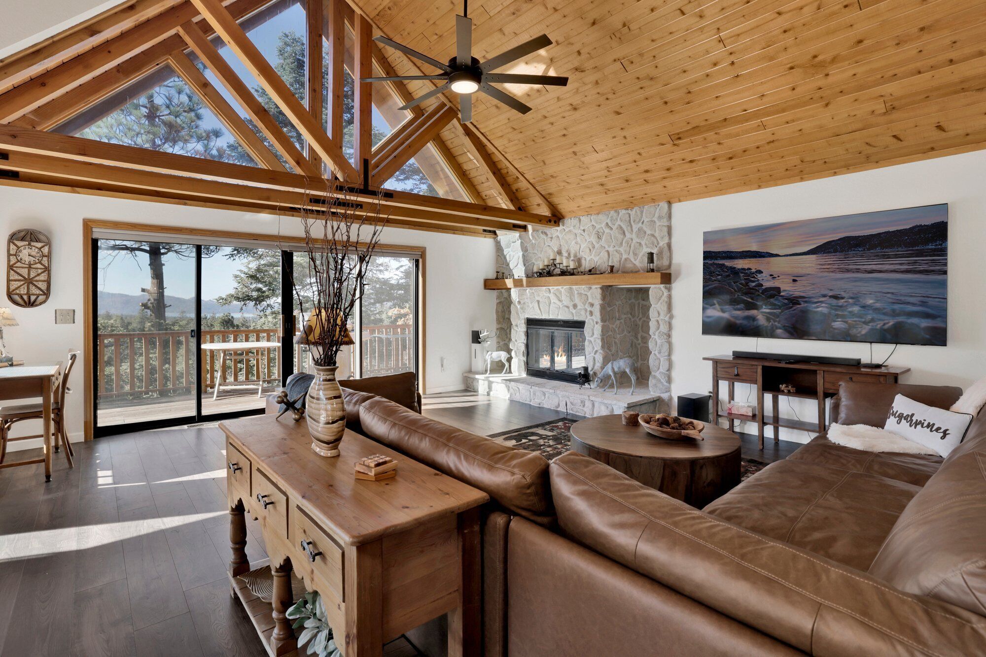 Smart-TV, Kamin, Bücher