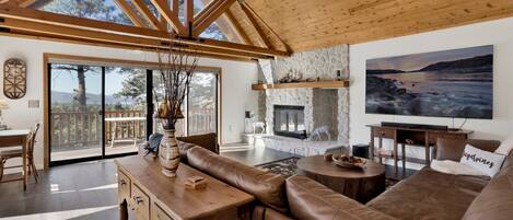 Smart-TV, Kamin, Bücher