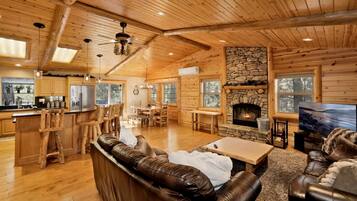 Een smart-tv, een open haard, videogames en tafelvoetbal