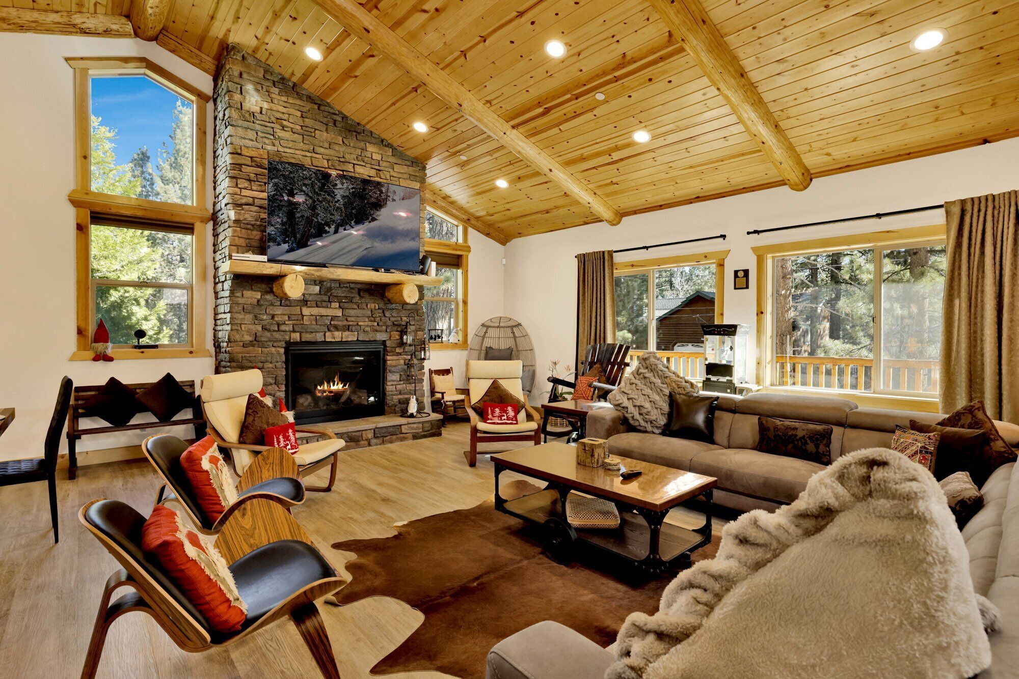 Een smart-tv, een open haard, videogames en tafelvoetbal