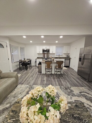 Telle Estate - A stylish & fully renovated 4-bedroom home away from home.