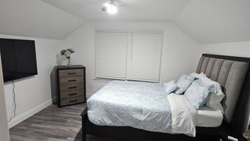 4 bedrooms, desk, iron/ironing board, free WiFi