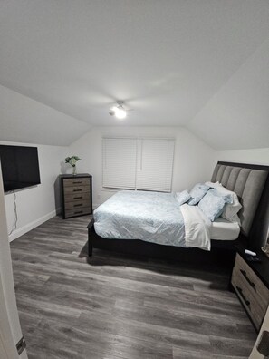 4 bedrooms, desk, iron/ironing board, free WiFi