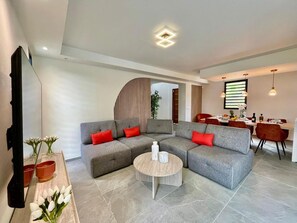 TV - Villa Aloha, Luxury in Martinique - Private pool & 4 suites in Trois-Îlets (Les Trois-Îlets)