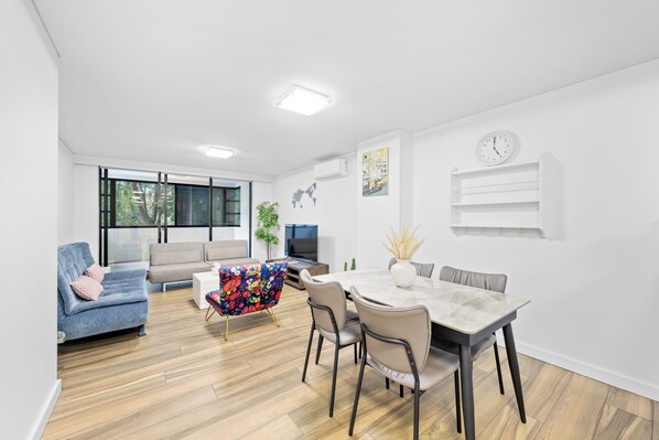 Smart TV - 2BR Apt w Parking | Walk to ICC & Darling Harbour (Ultimo)