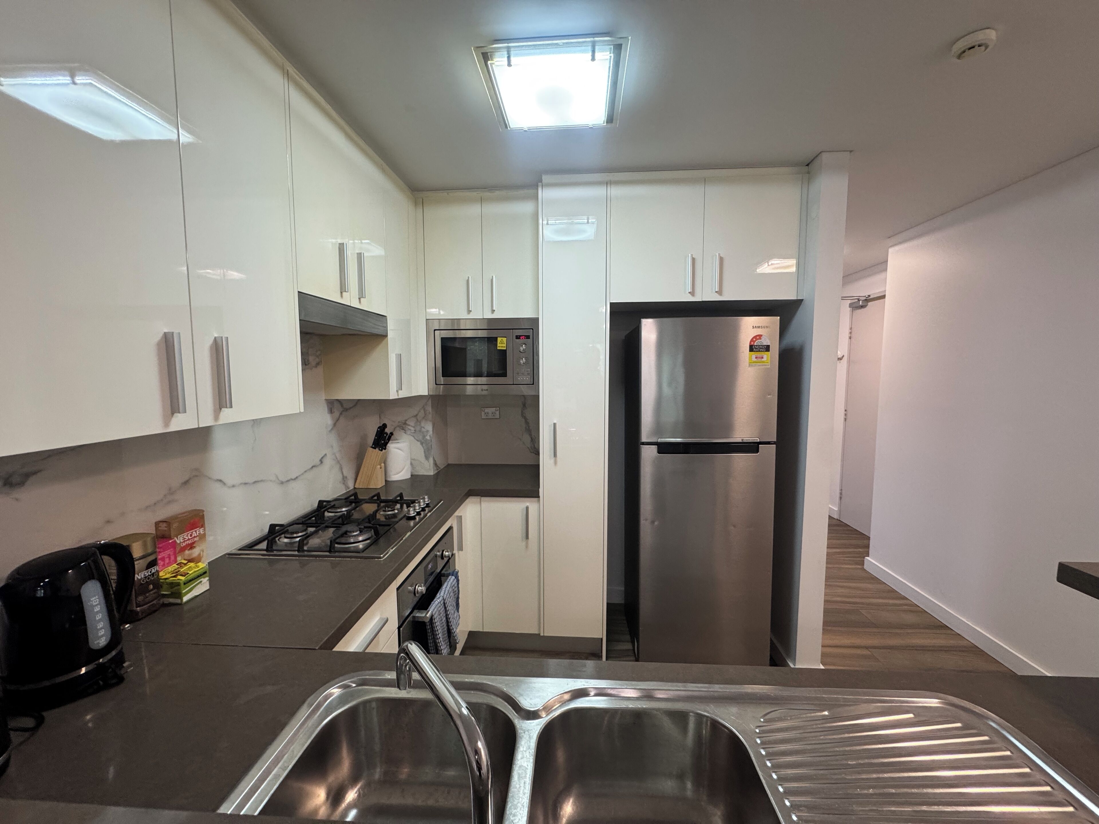 Refrigerador, microondas, horno y parrilla de estufa 