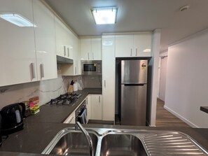 Refrigerador, microondas, horno y parrilla de estufa