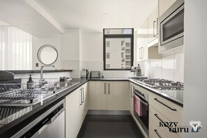 Een koelkast, een microgolfoven, een oven, een kookplaat