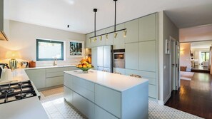 Microondas, horno, parrilla de estufa y lavavajillas 