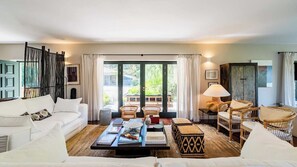 Smart TV, chimenea, libros y biblioteca musical 